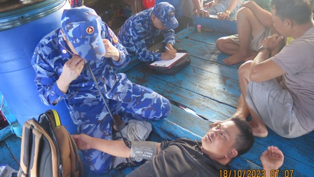 Phát hiện một số vật dụng tại khu vực tàu cá Quảng Nam gặp nạn, có thể ngư dân mắc kẹt trong tàu đã bị chìm