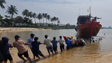 Quảng Bình cấm biển, 2 ngư dân vẫn ra khơi và bị chìm thuyền