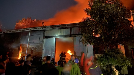 Cháy lớn ở khu vực sản xuất dệt, len ở xã La Phù, Hà Nội