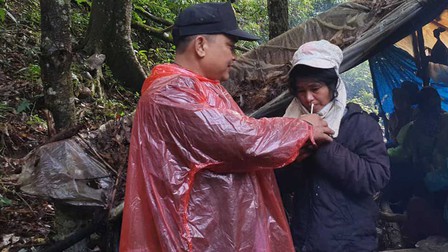 Tìm thấy người phụ nữ đi lạc 5 ngày trong rừng ở Kon Tum