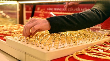 Tăng dồn dập, vàng miếng vượt 73 triệu đồng/lượng, vàng nhẫn lên đỉnh mới