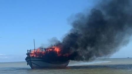 Thừa Thiên Huế: Tàu cá bất ngờ bốc cháy trong đêm, 12 ngư dân thoát nạn