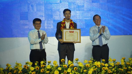 Ca sĩ Đen Vâu nhận giải thưởng Tình nguyện Quốc gia