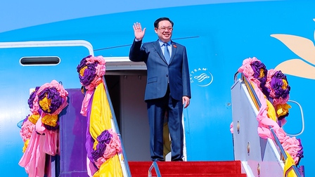 Chủ tịch Quốc hội Vương Đình Huệ đến Thủ đô Bangkok, bắt đầu thăm chính thức Vương quốc Thái Lan
