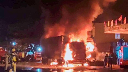 Quảng Nam: Ô tô tải và xe container cháy trơ khung khi đỗ trước cây xăng