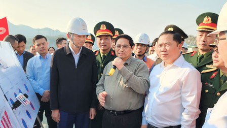 Thủ tướng thị sát dự án nhà máy thuỷ điện Hoà Bình mở rộng