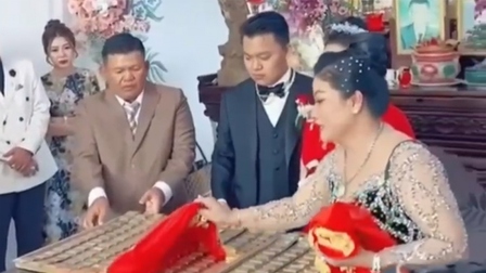 Đám cưới 'khủng' ở Bình Dương ngập vàng và sổ đỏ gây xôn xao mạng xã hội