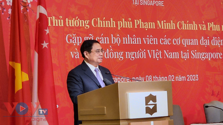 Thủ tướng gặp gỡ cán bộ nhân viên Đại sứ quán và cộng đồng Việt Nam tại Singapore