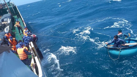 Cứu vớt được 5 thuyền viên, còn 2 thuyền viên mất tích trên vùng biển Bình Thuận