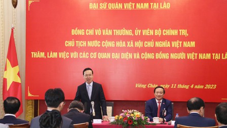 Chủ tịch nước Võ Văn Thưởng gặp gỡ cộng đồng người Việt Nam tại Lào