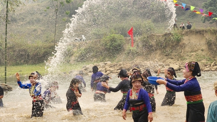 Vui Tết té nước với đồng bào dân tộc Lào ở Điện Biên