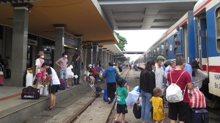 Đà Nẵng: Tàu hỏa đông khách, bến xe vắng khách dịp lễ