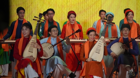 Người dân TP.HCM trải nghiệm các nhạc cụ truyền thống qua lễ hội dân gian dân tộc