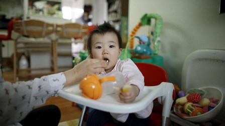 Các cặp cha mẹ trẻ ở Hàn Quốc đối diện với gánh nặng nuôi dạy con cái