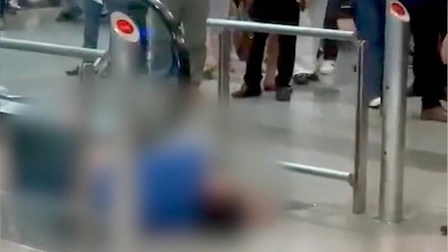 Nam hành khách ngoại quốc rơi từ tầng 3 xuống đất tại nhà ga T2 sân bay Nội Bài