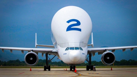Ngắm máy bay siêu vận tải của hãng Airbus lần đầu đáp ở sân bay Đà Nẵng