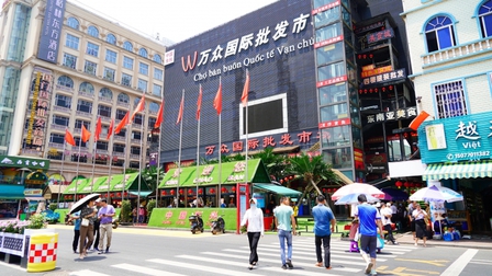 Người dân Trung Quốc hào hứng với hàng Việt tại cửa khẩu Đông Hưng, Quảng Tây