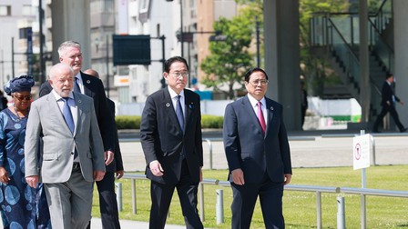 Thủ tướng Phạm Minh Chính cùng các trưởng đoàn các nước khách mời thăm Công viên tưởng niệm hòa bình Hiroshima