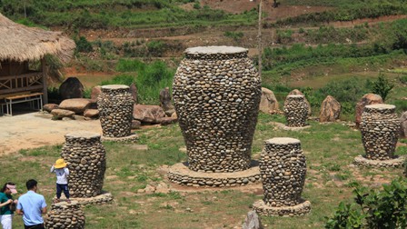 Độc đáo chum đá của người La Ha trên “miền cổ tích” Ngọc Chiến