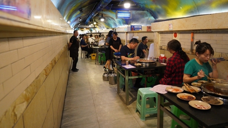 Quán lẩu, nhà sách trong hầm tránh bom ở Trùng Khánh (Trung Quốc)