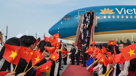 Thủ tướng Phạm Minh Chính tới Bắc Kinh, bắt đầu thăm chính thức Trung Quốc và dự Hội nghị Diễn đàn WEF 