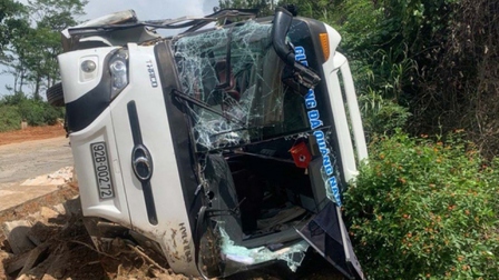 Vụ xe chở CLB Bóng đá trẻ Quảng Nam gặp nạn: “Tài xế đánh tay lái vào vách núi"