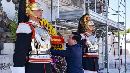 Chủ tịch nước Võ Văn Thưởng đặt vòng hoa tại Đài Tổ quốc Thủ đô Roma