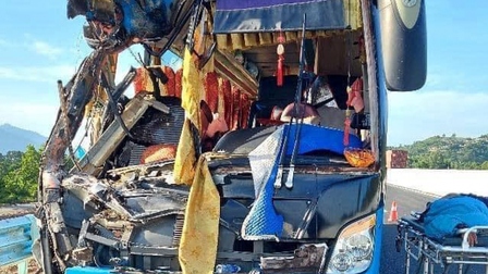 Xe khách gặp nạn trên cao tốc Nha Trang - Cam Lâm, 2 người tử vong