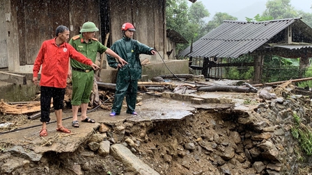 Công an Lai Châu giúp dân khắc phục hậu quả mưa lũ