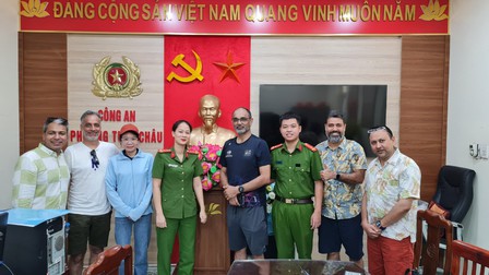 Quảng Ninh: Trao trả tài sản bị bỏ quên cho du khách nước ngoài