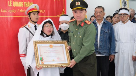 Trao Huân chương Bảo vệ Tổ quốc hạng ba cho 3 cảnh sát giao thông hy sinh trong vụ sạt lở đèo Bảo Lộc