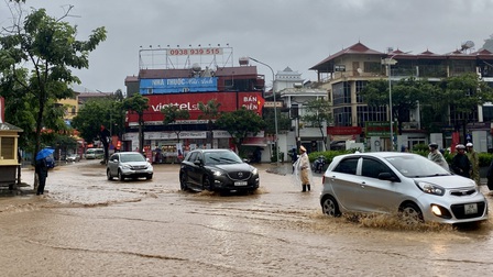 Kịp thời hỗ trợ, điều tiết giao thông tại các tuyến đường ngập lụt ở Sơn La