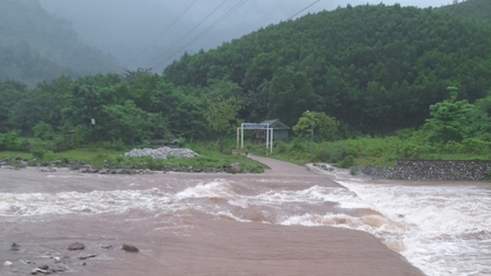 Nước lũ tràn về gây chia cắt cục bộ ở Quảng Bình