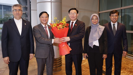 Chủ tịch Quốc hội Vương Đình Huệ rời Hà Nội, thăm chính thức Indonesia và dự AIPA-44