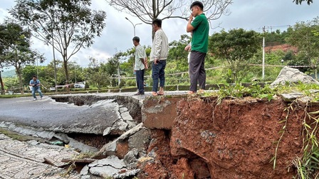 Chùm ảnh: Sụt lún, sạt lở khắp nơi do mưa lớn ở Đắk Nông