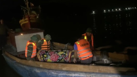 Vượt biển trong đêm cứu ngư dân đột quỵ