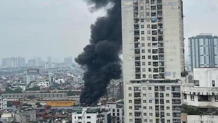 Nhà 6 tầng lại cháy giữa Thủ đô, khói bốc cao đen kịt