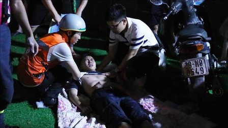 Lãnh đạo Công an thành phố thăm hỏi 5 chiến sỹ bị thương trong vụ cháy chung cư mini ở Thanh Xuân