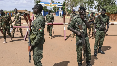 Đảo chính tại Niger: Người biểu tình dọa đốt xe chở đồ tiếp tế cho sứ quán Pháp
