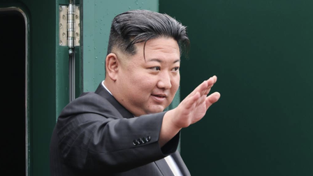 Ông Kim Jong-un xem múa ballet trước khi lên tàu về nước