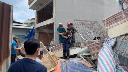 Sập nhà ở TP.HCM: 7 người mắc kẹt được đưa ra ngoài an toàn