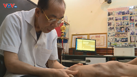 Bác sĩ 15 năm tận tuỵ làm chân giả miễn phí cho người khuyết tật