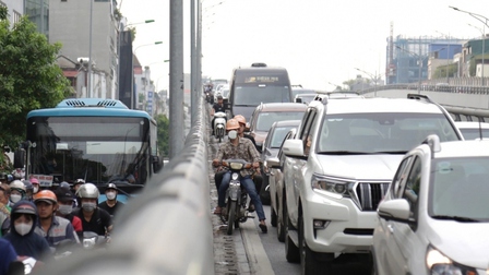 Hà Nội: Xử lý hàng loạt xe máy "leo" lên đường Vành đai 2 trên cao