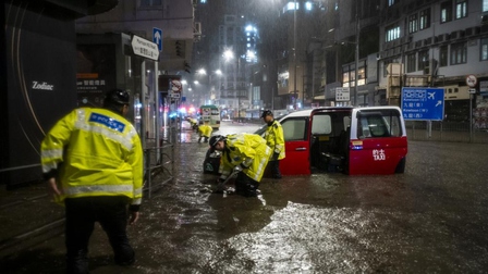 Hong Kong (Trung Quốc) hứng chịu đợt mưa lớn nhất trong gần 140 năm qua
