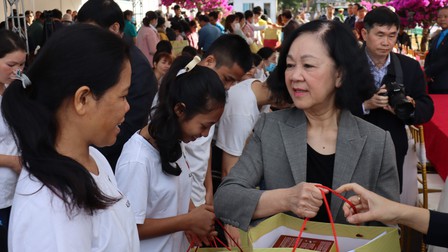 Thường trực Ban Bí thư tặng quà Tết công nhân ở Lâm Đồng