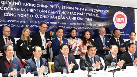 Thủ tướng Phạm Minh Chính tọa đàm về phát triển AI, công nghệ ôtô, chip bán dẫn và hệ sinh thái