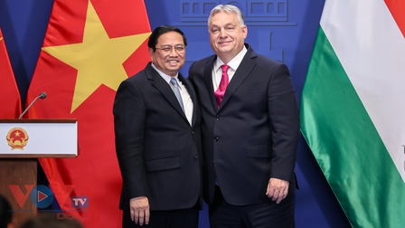 Thủ tướng Việt Nam và Thủ tướng Hungary gặp gỡ báo chí và chứng kiến lễ ký kết các văn kiện hợp tác