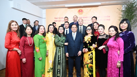 Thủ tướng gặp cán bộ, nhân viên Đại sứ quán, cộng đồng người Việt tại Romania