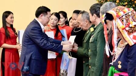 Chủ tịch Quốc hội Vương Đình Huệ trao quà Tết tặng gia đình chính sách, hộ nghèo, công nhân khó khăn tại Yên Bái