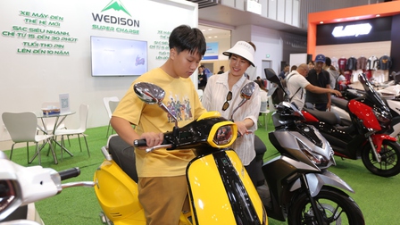 Vietnam Motor Show 2024 thu hút nhiều khách là các bà, các mẹ và trẻ em